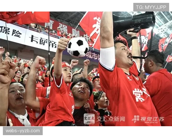 暖心一幕:小球迷冲入场内拥抱偶像,保安护送其离场未作处罚 暖心一幕:小球迷冲入场内拥抱偶像,保安护送其离场未作处罚